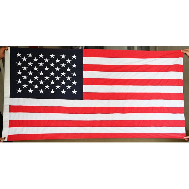 老新镇旗帜面料怎么选：涤纶、尼龙与牛津布的区别与适用场景